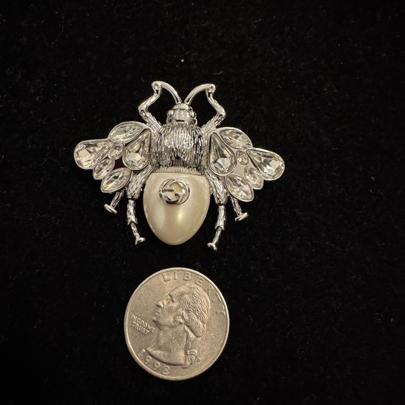 Gucci Marmont Crystal Elegant Silver and Cream Bee Brooch - Picture 3 of 5